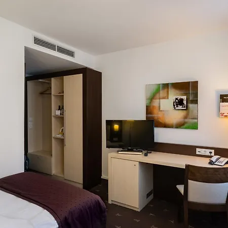 Отель Esplanade 4*